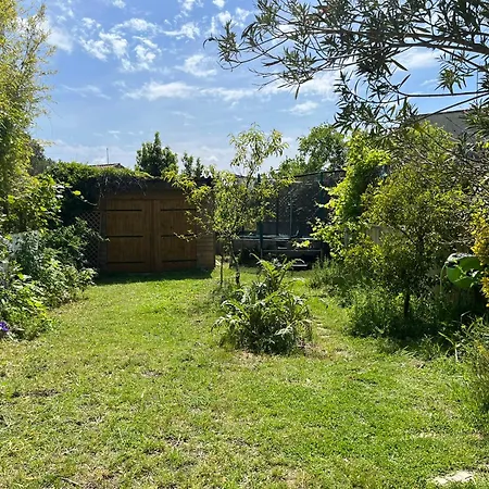 Chalet Charmante Petite Maison Avec Terrasse Et Jardin, Proche Tram *