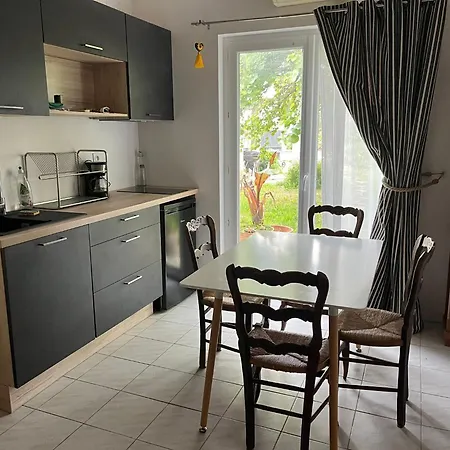 Chalet Charmante Petite Maison Avec Terrasse Et Jardin, Proche Tram *