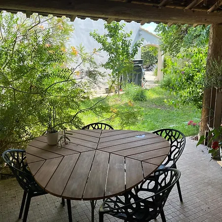Chalet Charmante Petite Maison Avec Terrasse Et Jardin, Proche Tram *