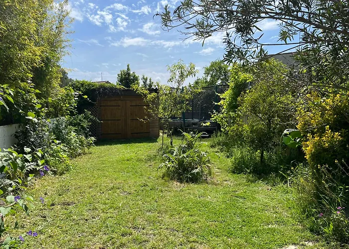 Chalet Charmante Petite Maison Avec Terrasse Et Jardin, Proche Tram *