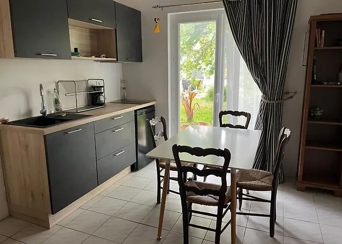 Chalet Charmante Petite Maison Avec Terrasse Et Jardin, Proche Tram *
