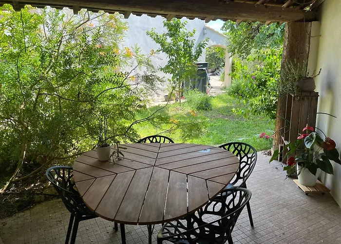 Chalet Charmante Petite Maison Avec Terrasse Et Jardin, Proche Tram *
